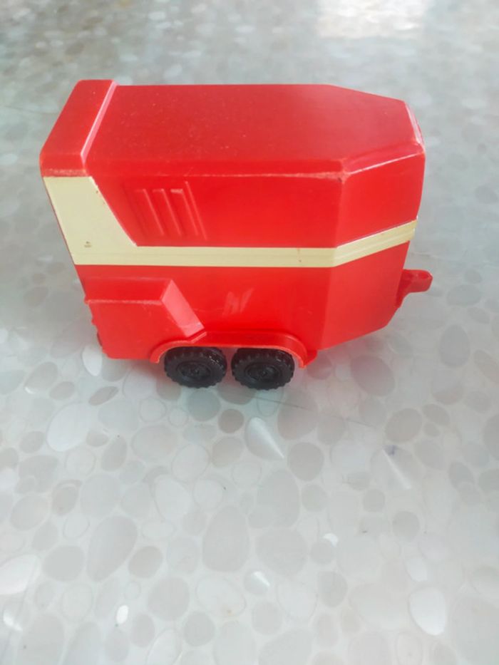 Jouets remorque rouge a cheval