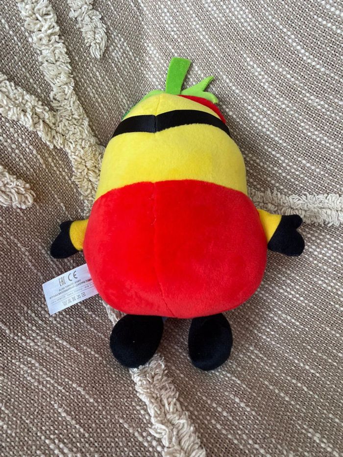 Peluche doudou 25cm Moi moche et méchant les minions jaune tomate rouge très bon état - photo numéro 3