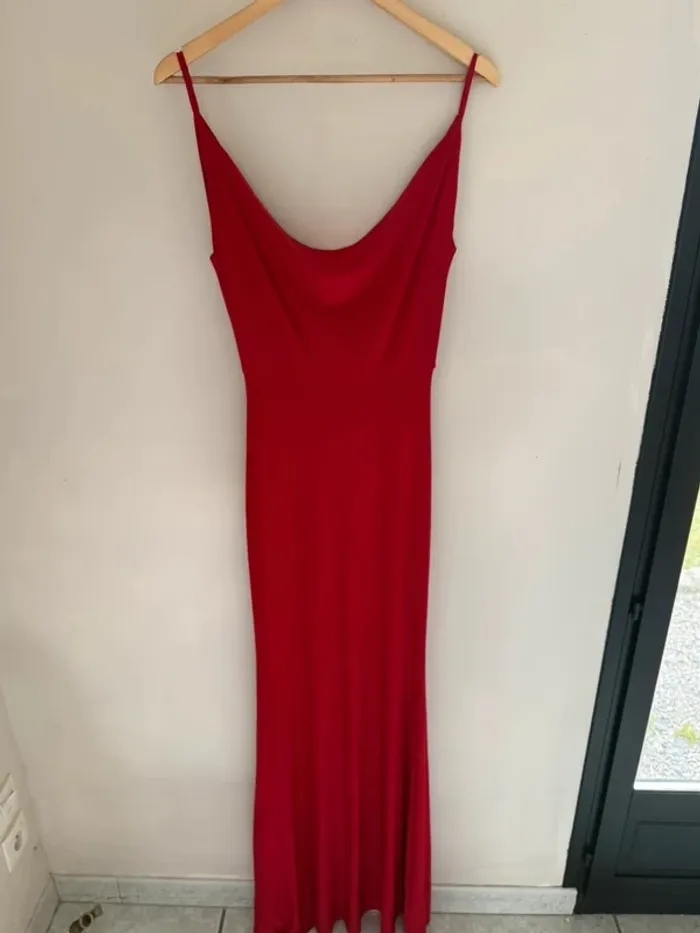 Robe rouge dos nu plissé - photo numéro 2