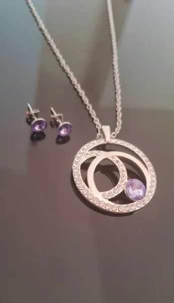 Collier + boucles d'oreilles Neuf