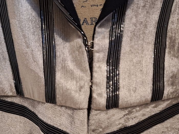 Magnifique blazer argenté et noir à rayures brillantes idéal pour les fêtes - photo numéro 3