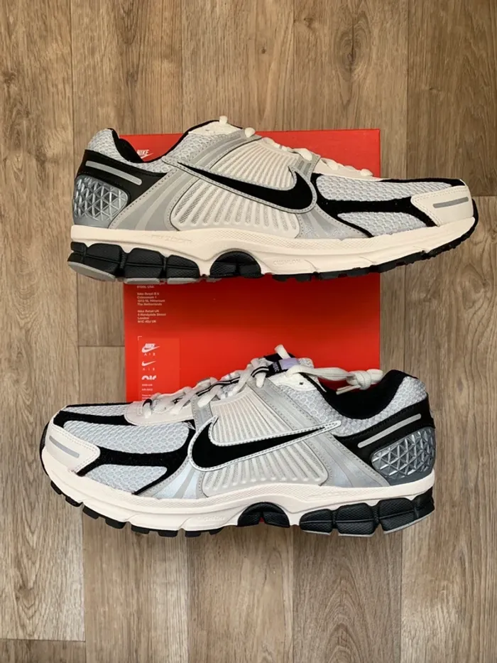 Nike Zoom Vomero 5 “Photon Dust / Black”