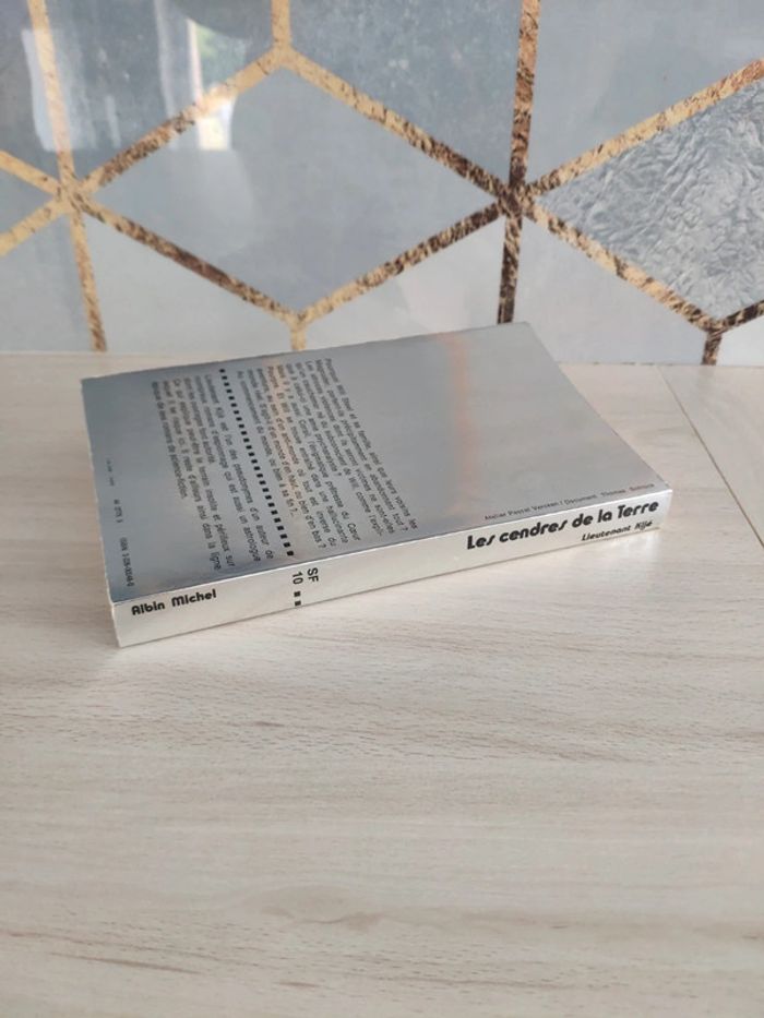 Livre poche super fiction les cendres de la terre Kijé - photo numéro 3