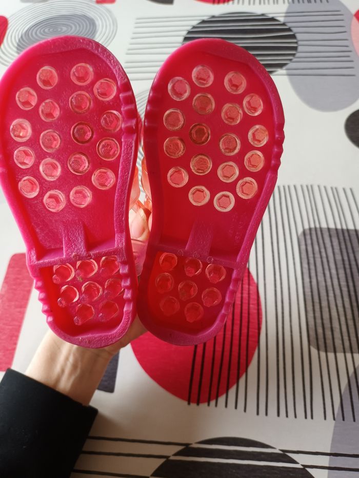 Nu-pieds plastique 👧 taille 21 quasi neuf - photo numéro 2