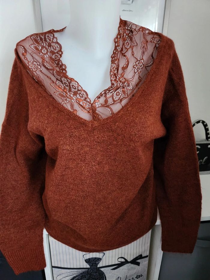 Pull col dentelle