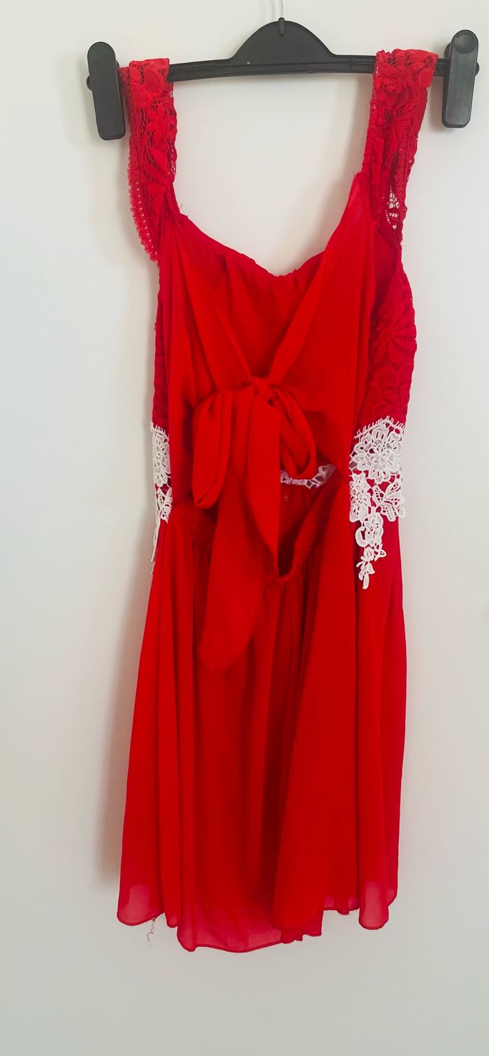 Robe rouge dentelle blanche - photo numéro 2