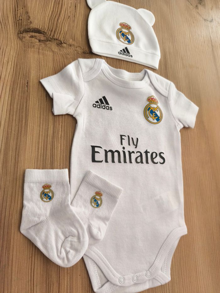 Ensemble bébé thème football – Blanc – Body + Bonnet + Chaussettes - photo numéro 2