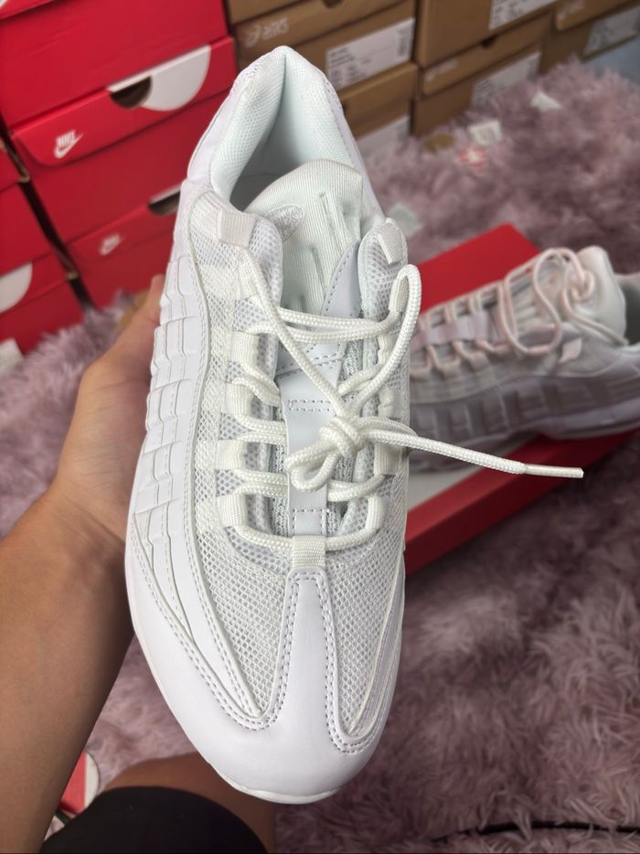 Airmax 95 neuve triple White taille 38 - photo numéro 4