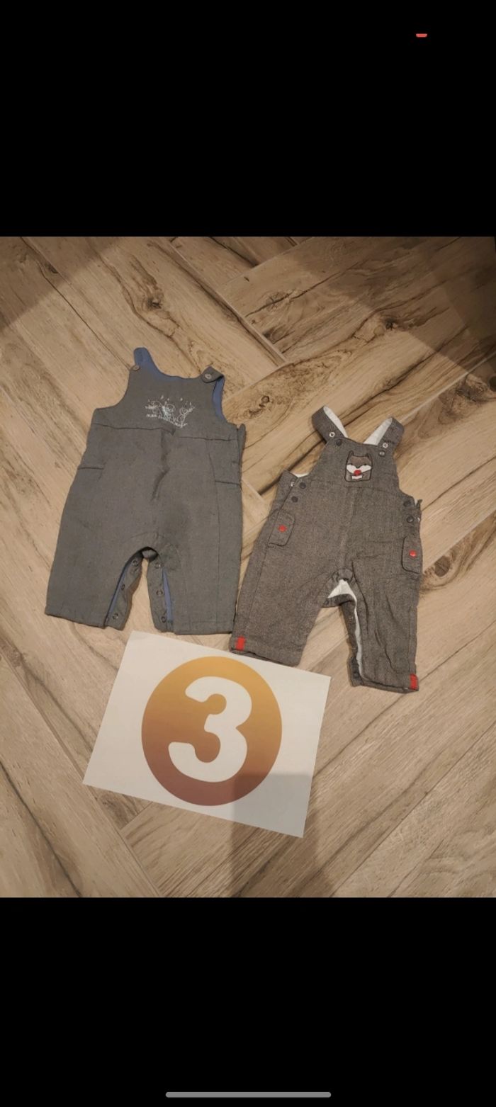 Lot 2 salopettes grises doublé 
Chaude hiver
S'ouvre en totalité sur le bas 
Parfait état 
Taille 3 mois 59-60cm
Marque Obaibi et sergent major