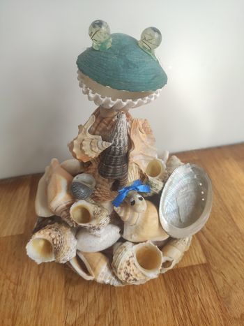 Statue grenouille en coquillage