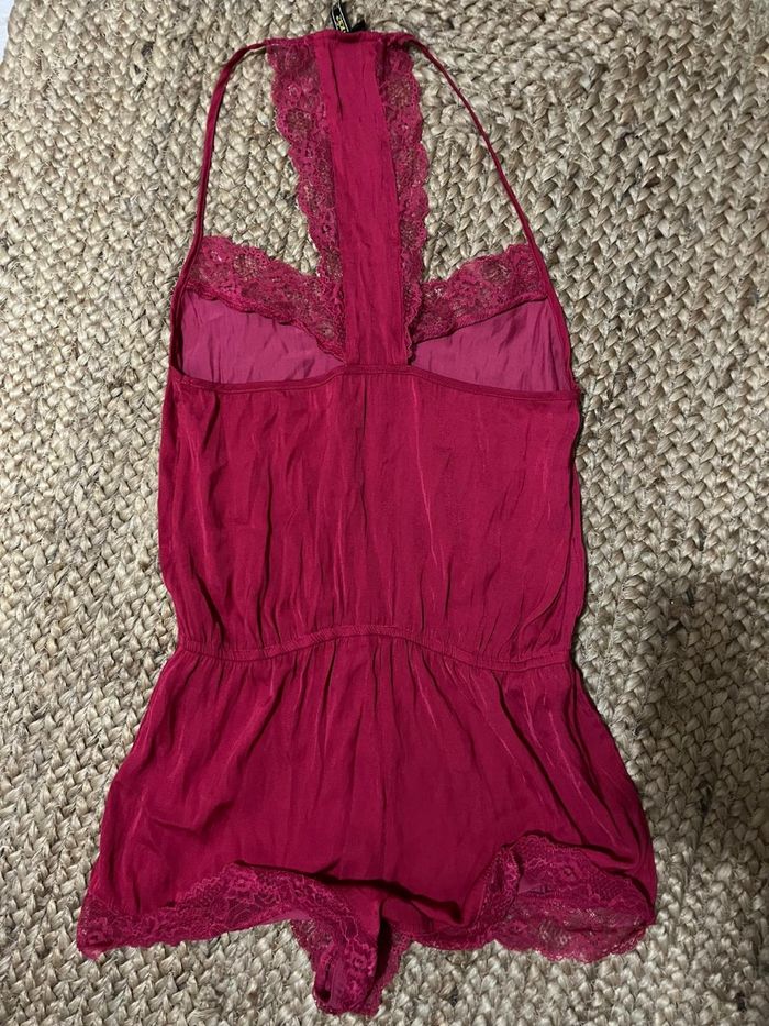 Combishort effet satiné rouge à dentelle - photo numéro 2