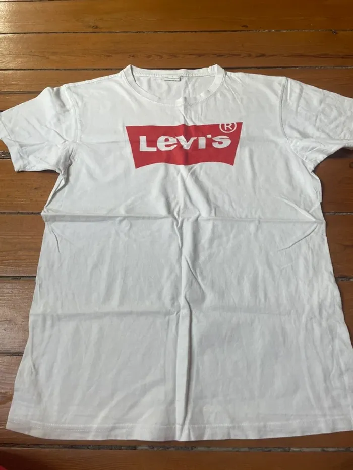 T-shirt blanc et rouge