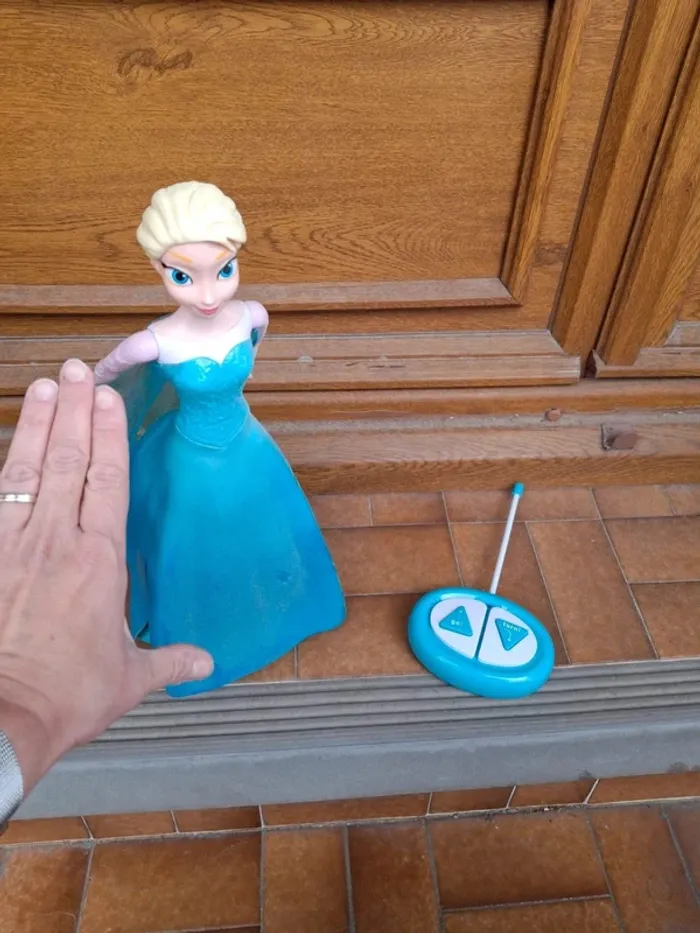 Elsa reine des neiges frozen radiotelecommande - photo numéro 3