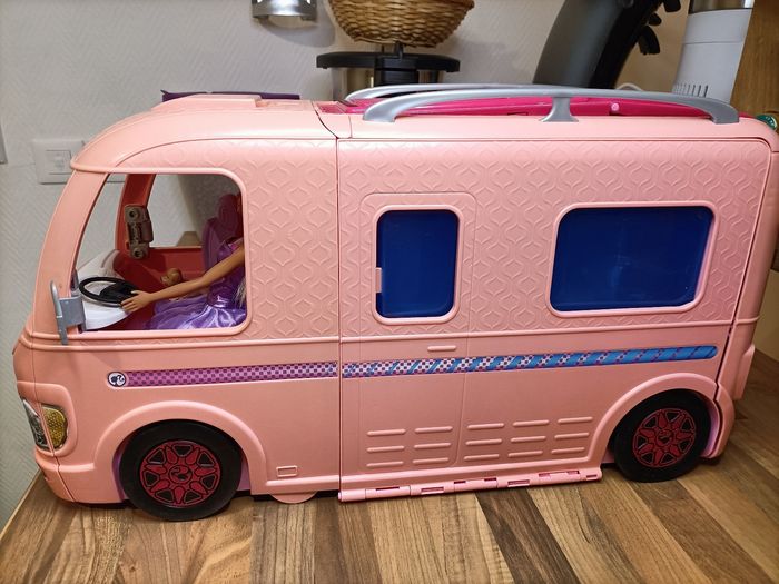 Camping car barbie dreamcampeur XXL avec électroménager, piscine, 1 barbie, 1 chien et nombreux accessoires - photo numéro 8