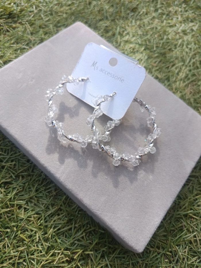 Boucles d'oreilles créoles argenté perles à facettes brillantes