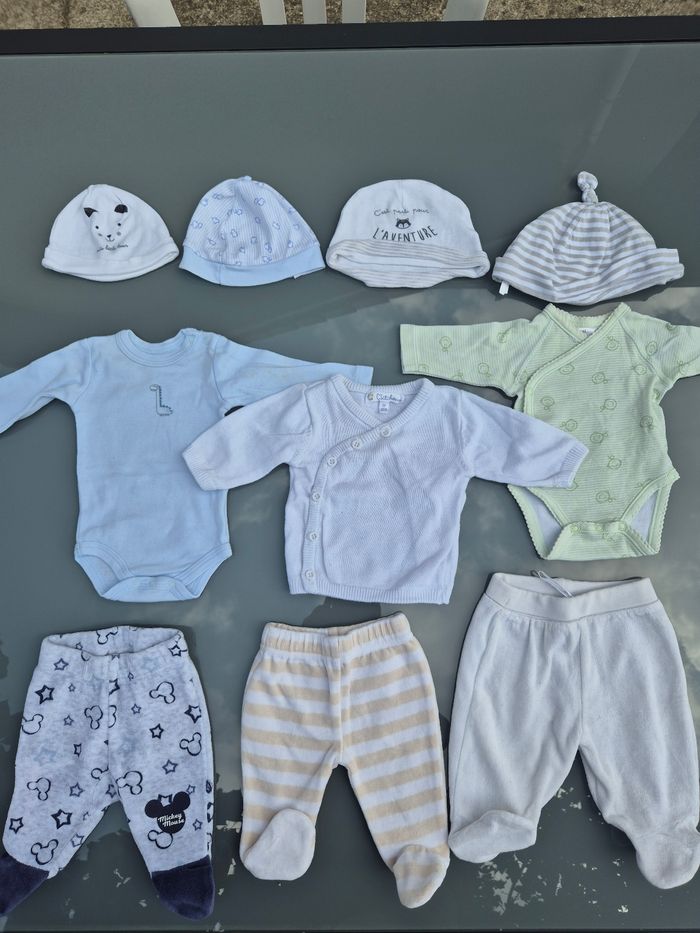 Lot de vêtements naissance et 1 mois - photo numéro 4