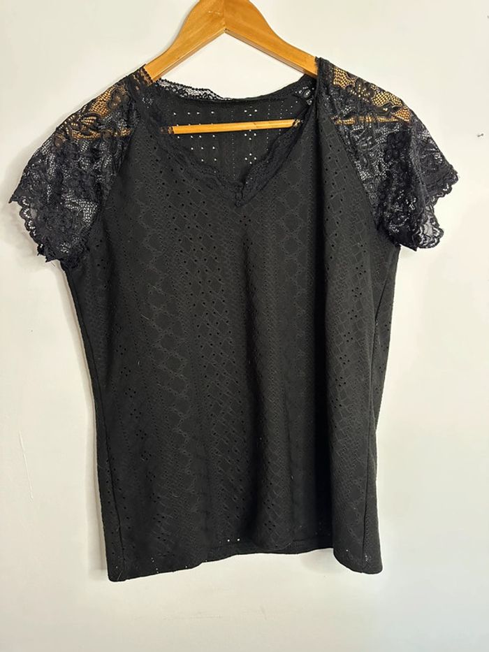 T shirt noir col V taille 40