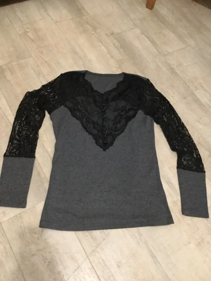 Haut gris et noir