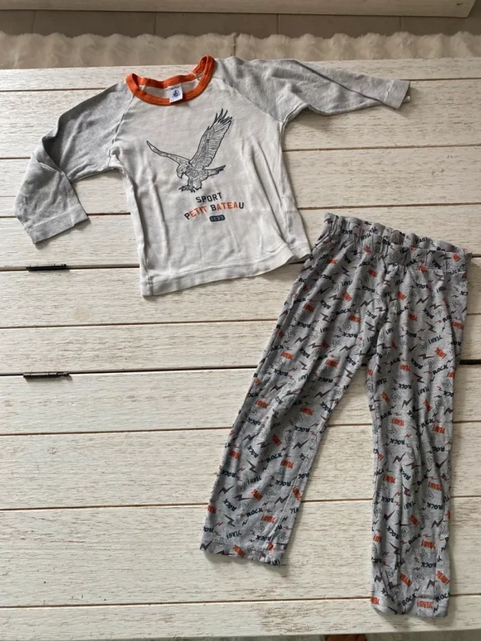 Pyjama deux pièces + un pantalon 3/4 ans - photo numéro 2