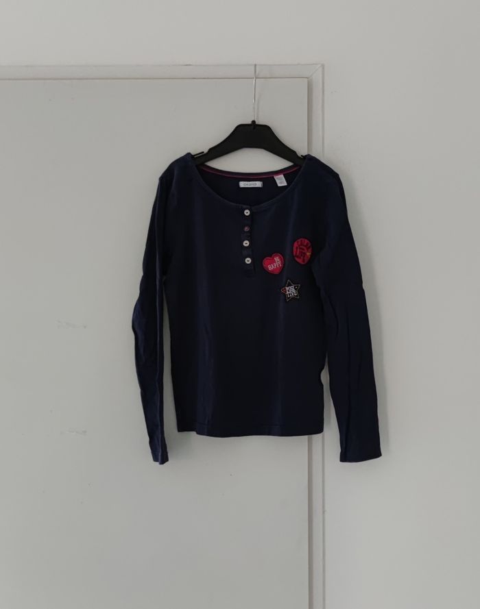 ✨ T-shirt manches longues bleu marine à écussons Okaïdi - T.10 ans - Très bon état