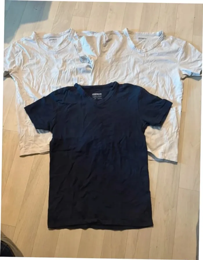 Lot 3 maillots de corps manches courtes, 2 blanc 1 bleu marine 8/10 ans très bon état
