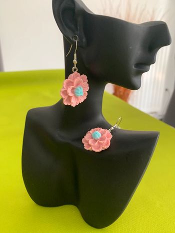 Boucles d’oreilles fleur rose en résine