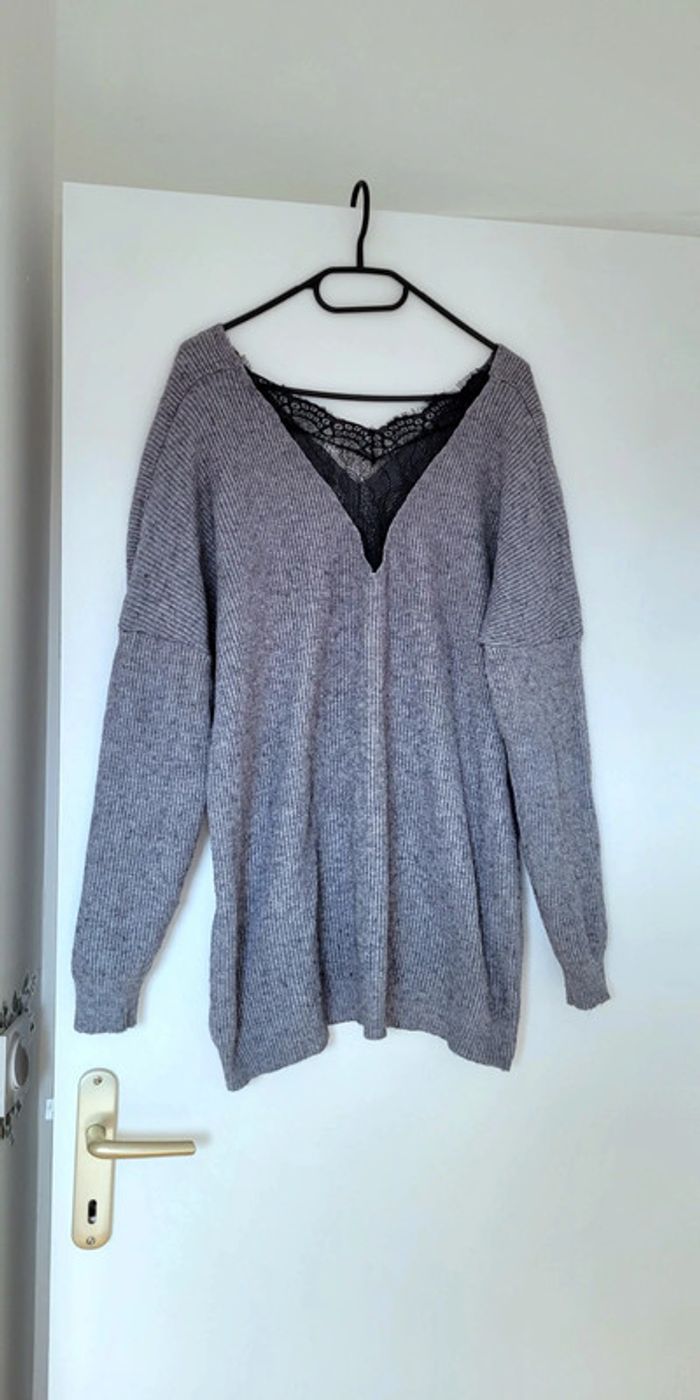 Joli Pull gris décolleté noir dentelé Marque Moewy Taille unique - photo numéro 2