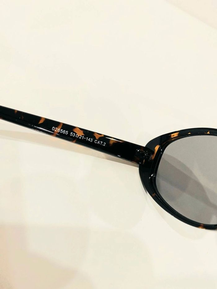 Lunette de soleil femme ovale marron écaille verres gris UV protection catégorie 2 - photo numéro 5