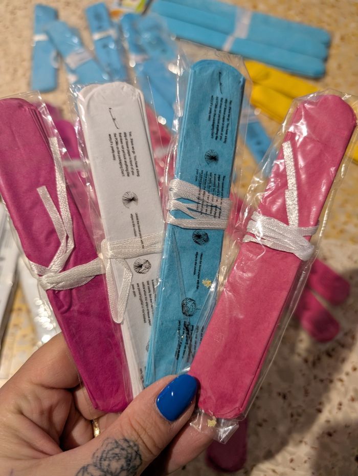 Gros lot de pompons en papiers colorés neufs - photo numéro 3