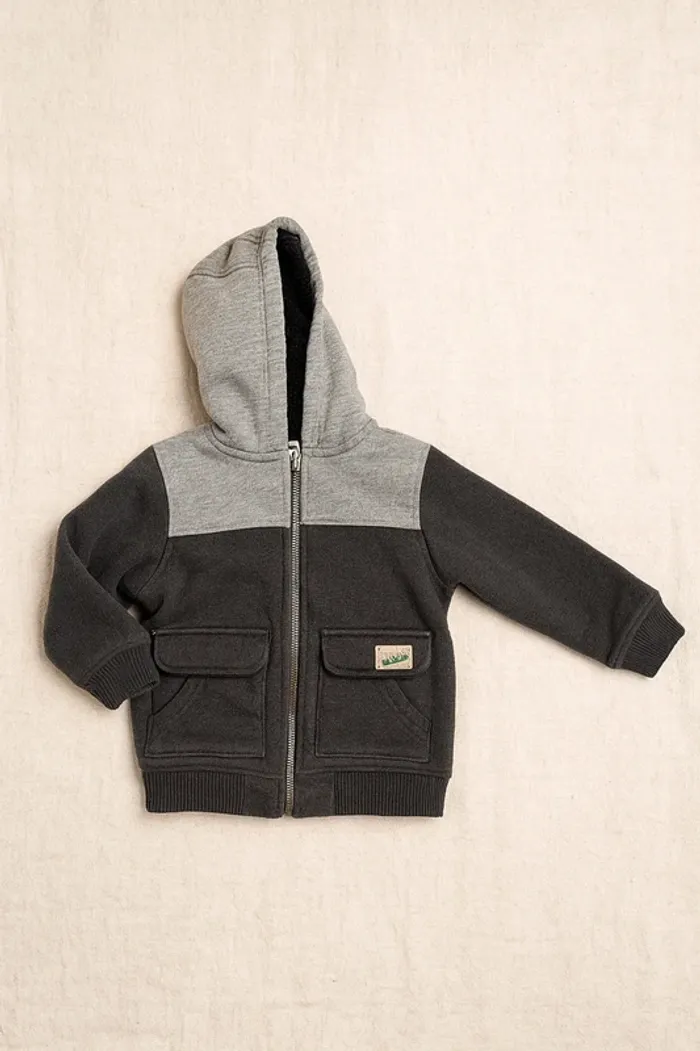 💚Sweat polaire zippé à capuche – gris foncé – T. 6 ans
