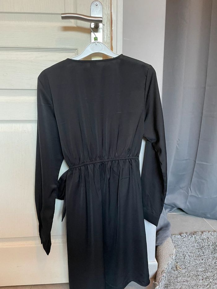 Robe noir imitation satin - photo numéro 2