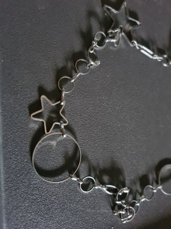 Sautoir. 52 cm. Étoiles et cercles. argenté