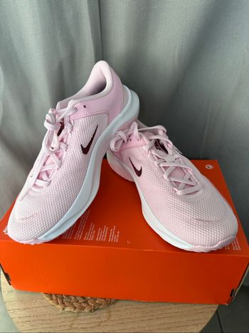Nike Legend Essential 3nn - Taille 39 - neuve dans leur boite