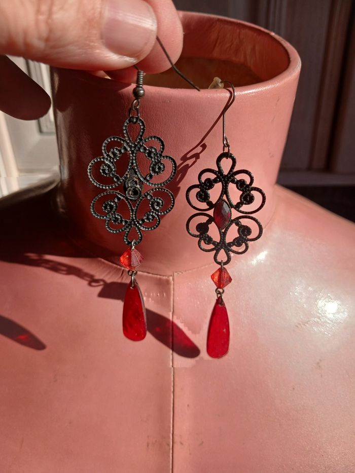 Boucles d'oreilles pendantes gris et rouge - photo numéro 6