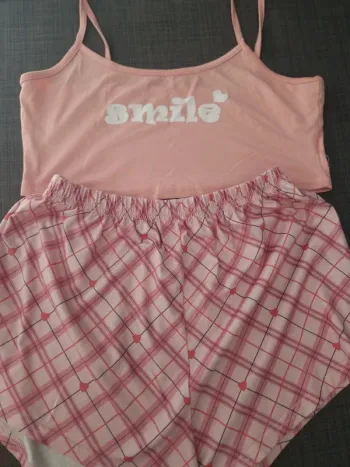 Ensemble de pyjama top à fines brides et short carreaux taille M