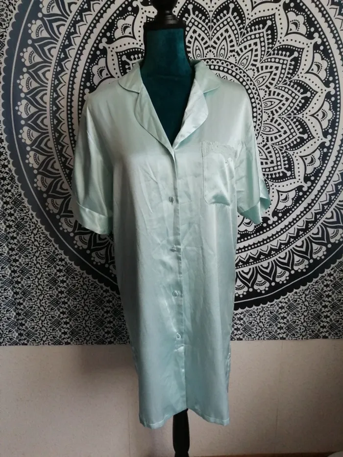 Chemise de nuit vert d'eau en satin avec boutons et poche en dentelle / sans marque / (T2-M)
