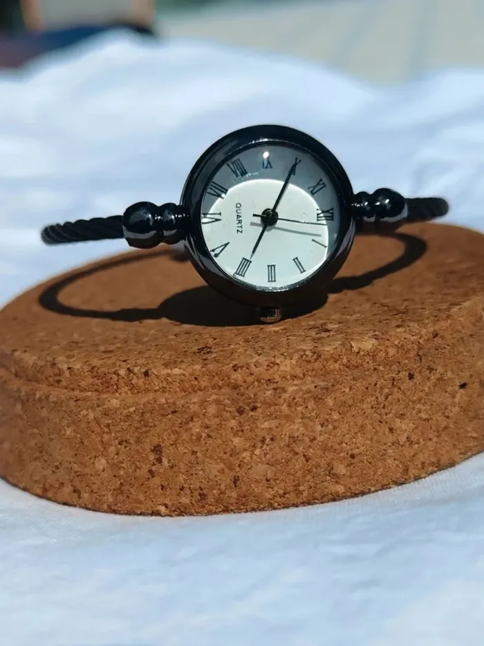 Montre-bracelet noire & blanche, mini vintage - photo numéro 2