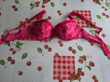 SOUTIEN-GORGE ROSE FUSHIA MOTIFS DESSUS TAILLE 75C MARQUE WELL