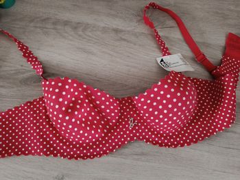Soutien-gorge 90A à pois rouge Agnès B

Neuf avec étiquette 

Idéal pour une jeune fille