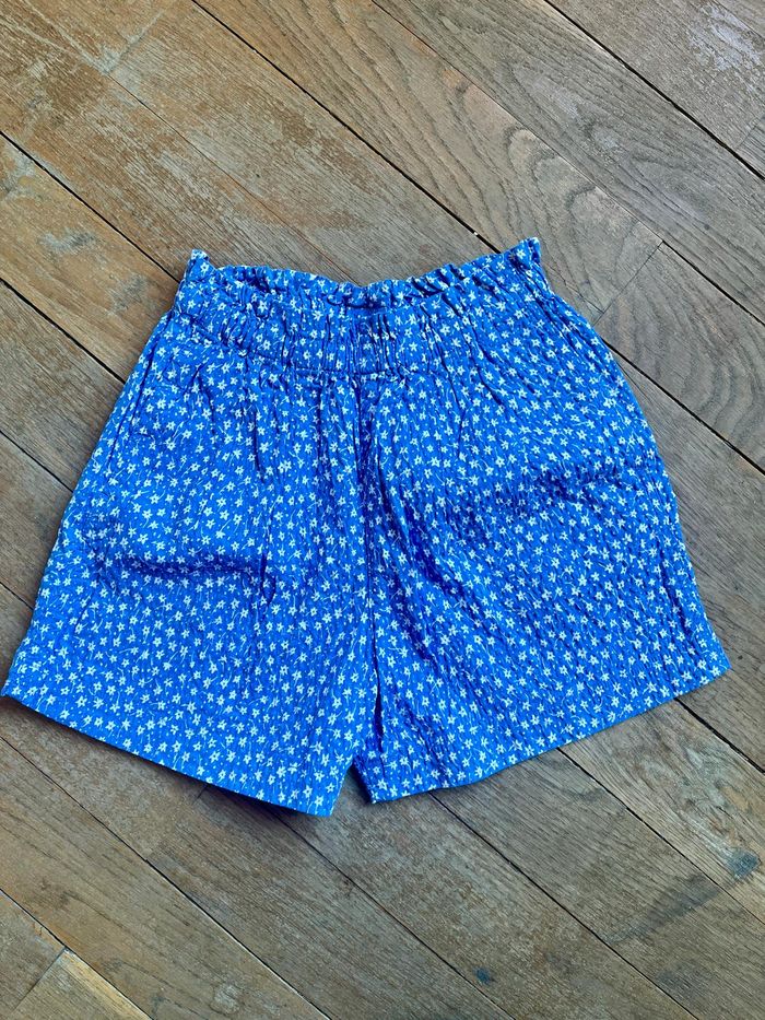 Short bleu fleuri Uniqlo 5-6 ans état neuf - photo numéro 1