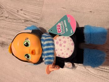Cry Babies Tiny Cuddles Izzy Poupée de Noël 22,9 cm, pyjama sur le thème des pingouins bleus