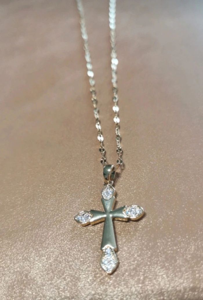Collier et pendentif croix chrétienne dorée
