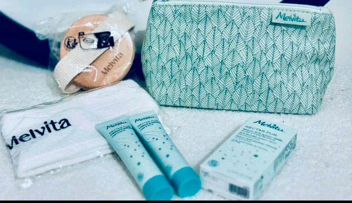 🌿 Jolie trousse de toilette neuve + soins visage & corps – idée cadeau 🎁 - photo numéro 3