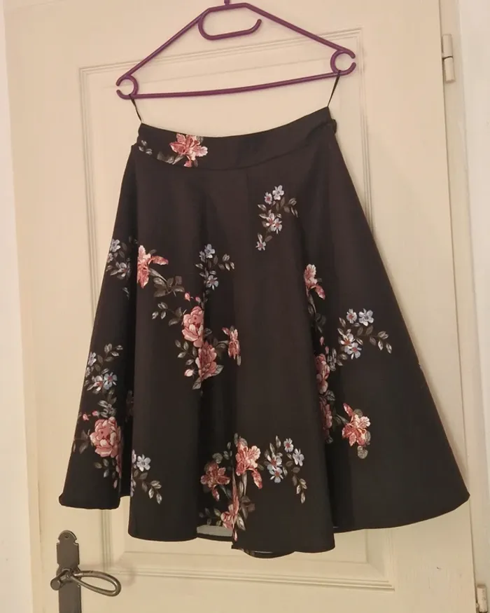 Jupe fleurie taille M neuf