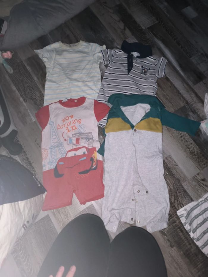 3 bodys shorts + 1 bodys pantalon 6 mois