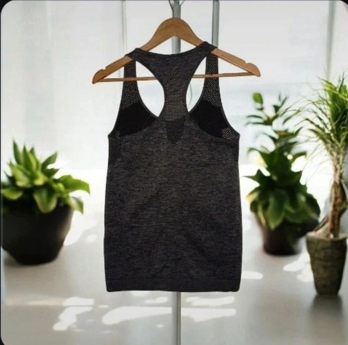 Débardeur sportif avec trous d'aération
Taille eur: M 40/42, fr: L 42/44 neuf jamais porté. - photo numéro 2