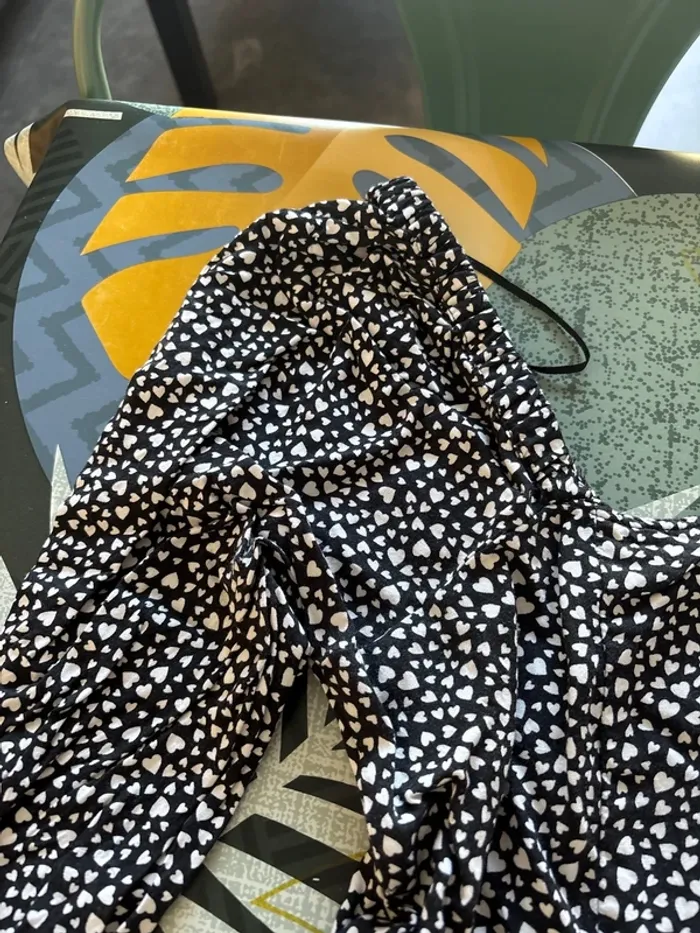 Robe noir et blanche en très bon état - photo numéro 3