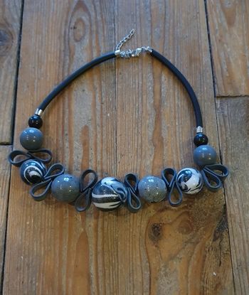 Collier grosses perles grises