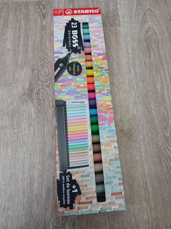 Coffret de 23 surligneurs stabilo boss neuf