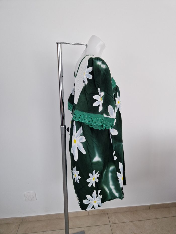 Robe polynésienne verte foncé à fleurs blanche avec détail dentelle - photo numéro 6